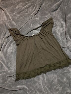 paper tee Olive Off-Shoulder Crochet-Hem Crop Top